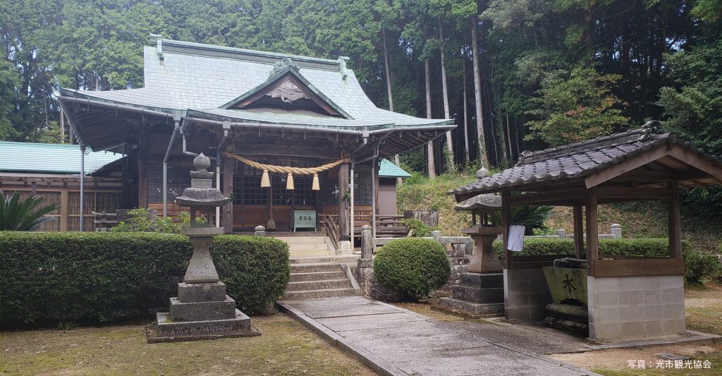 束荷神社